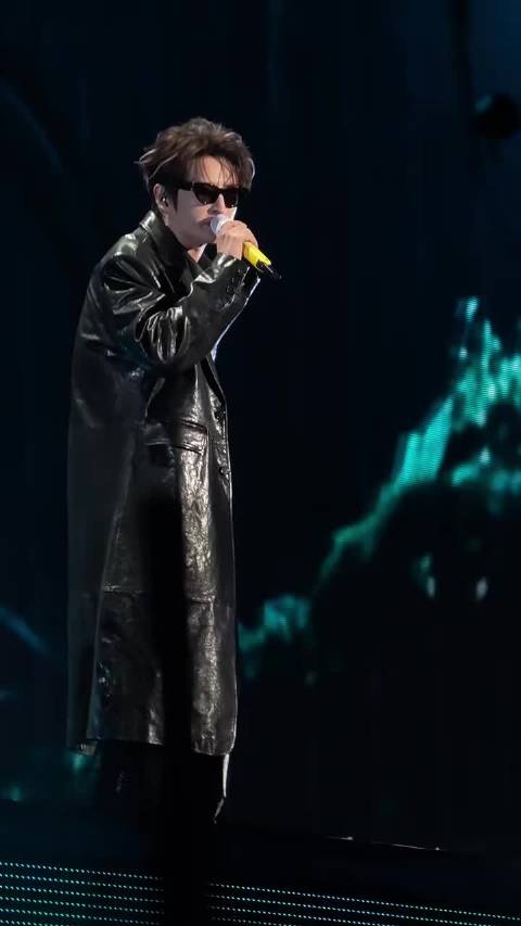 #张远舞台胸震崩开扣子#兼顾唱跳本就不容易，全程保持稳定输出，胸震这一下力道拉满，意外崩扣，也侧面看