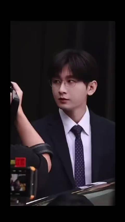 哥哥真的是正反派都能出演教科书级别的男神 成毅路透#时尚灵感解读#  ​​​