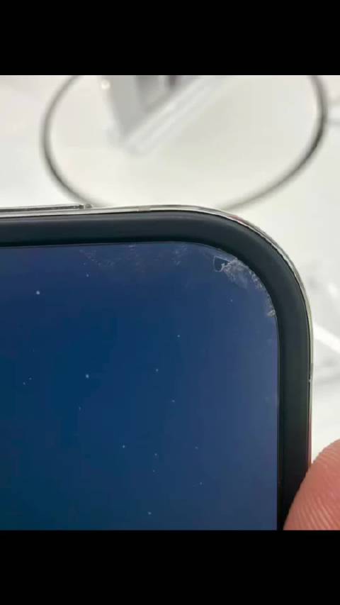 有个小孩跑苹果店里去撕iPhone Duo的膜。我觉得这种事还会再发生，包括反折的，你们信不信？[挖