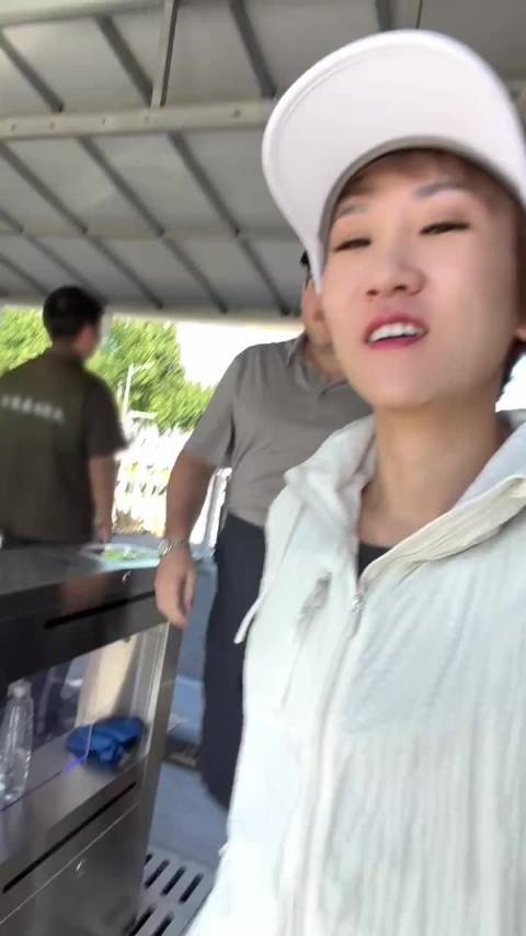 #张踩铃能环抱住大胖媳妇了##张踩铃说拿铁的英语变好了# 第一季她立flag说抱住了就更爱他一点，第