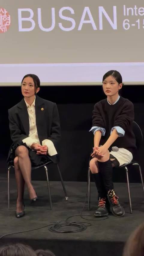#周迅王圣迪贴脸比心##周迅王圣迪来了韩国也得比心##釜山电影节#好家伙，让你们比心没让你们这样比心