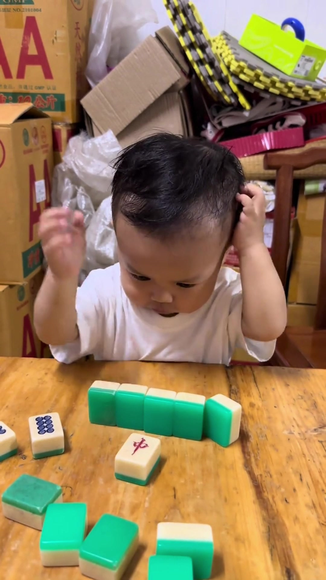 牌龄一岁八个月的宝宝，小手认认真真排麻将，架势拿捏住了