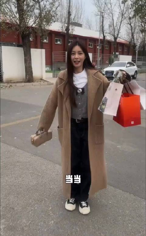 沈梦辰杜海涛去姜妍家蹭饭，姜妍好会生活，有一个室内菜园，种着各种蔬菜，有一个手工房，堆着布和一整面墙