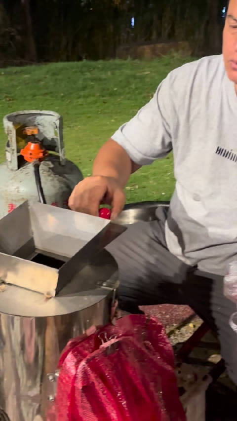 #正经八卦##中县轶事##随拍安庆#［卖菜搞直播：一举多得］晚上骑行到龙狮桥新河，往返十几公里，既锻
