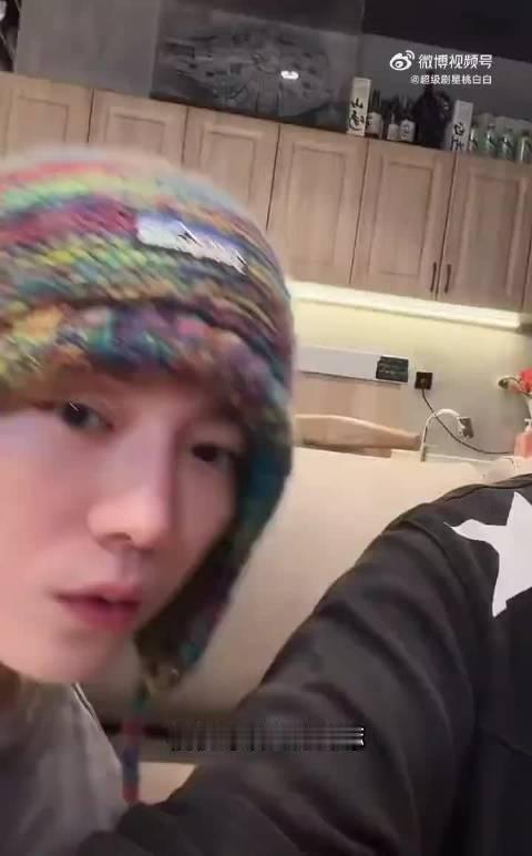 鹿晗好奇追问福袋是不是真钻石🤣 一句“真钻吗”直接把陈赫问破防。 陈赫当场喊他闭嘴，互怼氛围拉满✨ 
