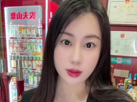 守店的日子平淡却不平庸，因为每一秒都充满了可能，顶着20年的老板娘称呼，守了一年又一年，从青春少女守