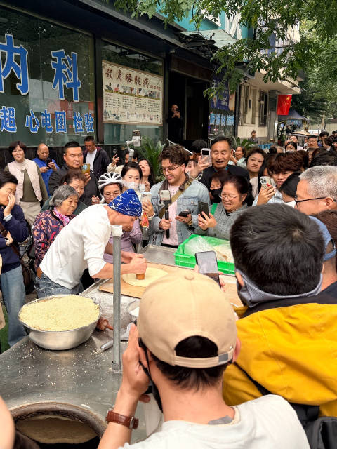 #西安打馕小伙爆红后有人排队5小时#【西安打馕“阿达西”走红：有大学生骑车20多公里专程赶来】