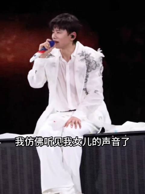 #张杰演唱会与三个女儿互动# 张杰深圳演唱会现场，跳跳、俏俏、小咘芽在台下喧闹打断演唱节奏，他当场奶
