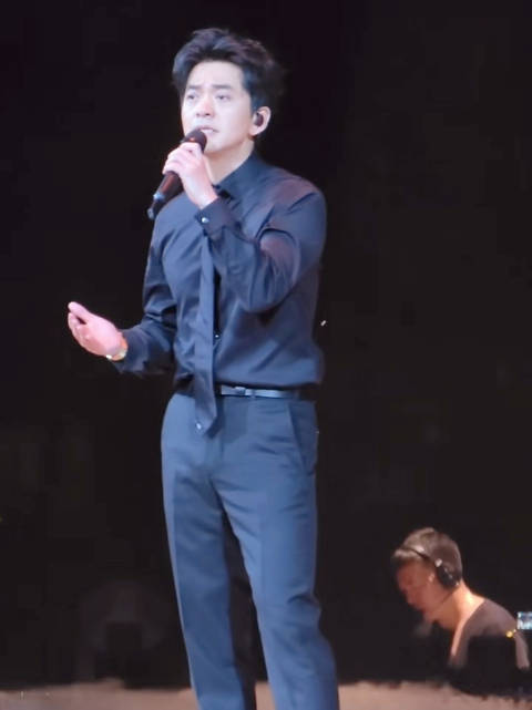 #李健称翻唱是对歌手最好的怀念#李健《情怨》现场版，是对刘欢的致敬，也是对音乐的一种传承。 当钢琴前
