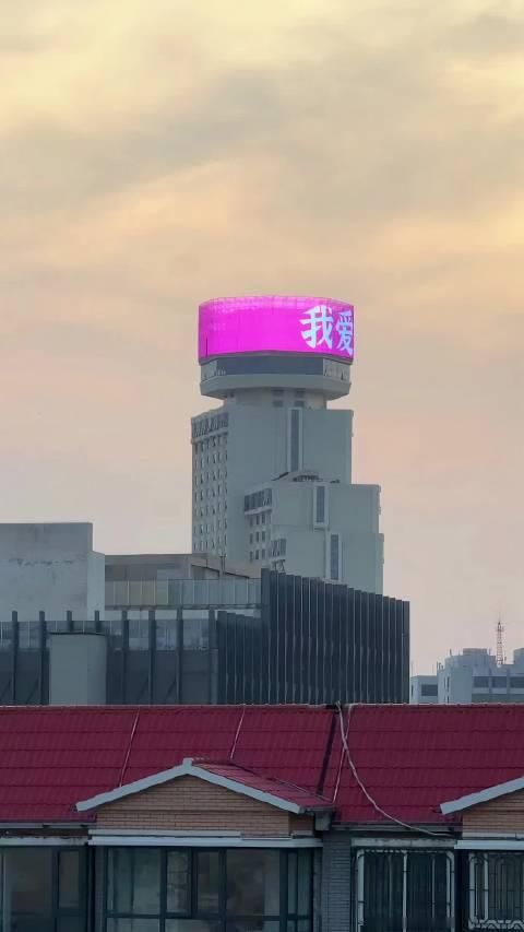 郑州近些年的变化真算得上脱胎换骨，城市地位和影响力上升到了新的高度。放在十几年前，很多人可能觉得郑州