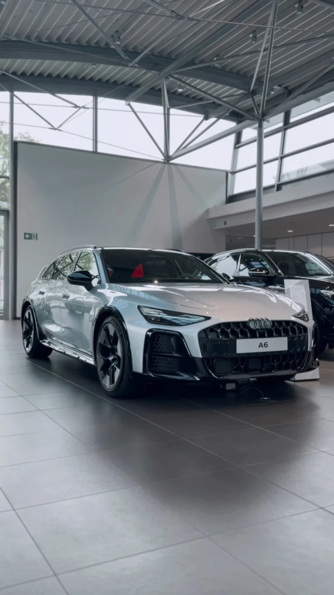 🚗全新奥迪A6 allroad相比普通A6 Avant，车身宽度增加11厘米，视觉力量感大幅提升，标