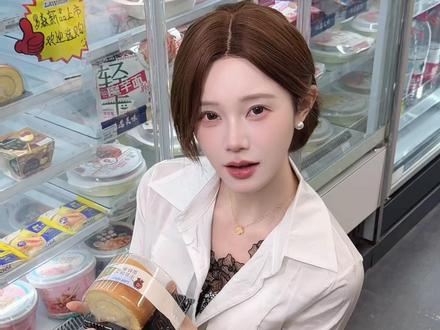 “摸鱼偶遇高冷上司，她竟有可爱的一面”