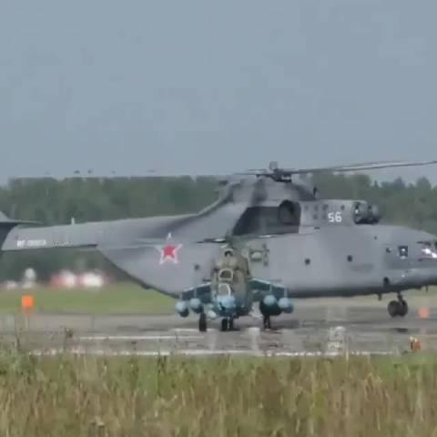 米35和米26同框，跟大象和猴子的体型对比差不多  ​​​