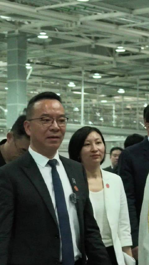 酋长亲临汇天飞行汽车工厂，签收阿联酋试飞首台飞行汽车！海外订单落地，国产飞行汽车迎来海外试飞新阶段。
