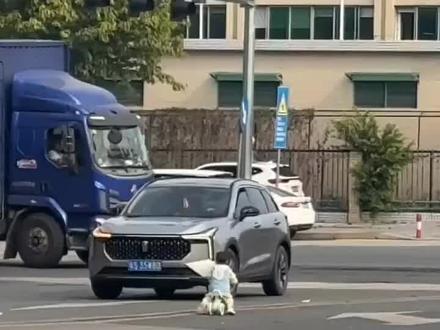 任由孩子在街上溜达，家长太不负责任了