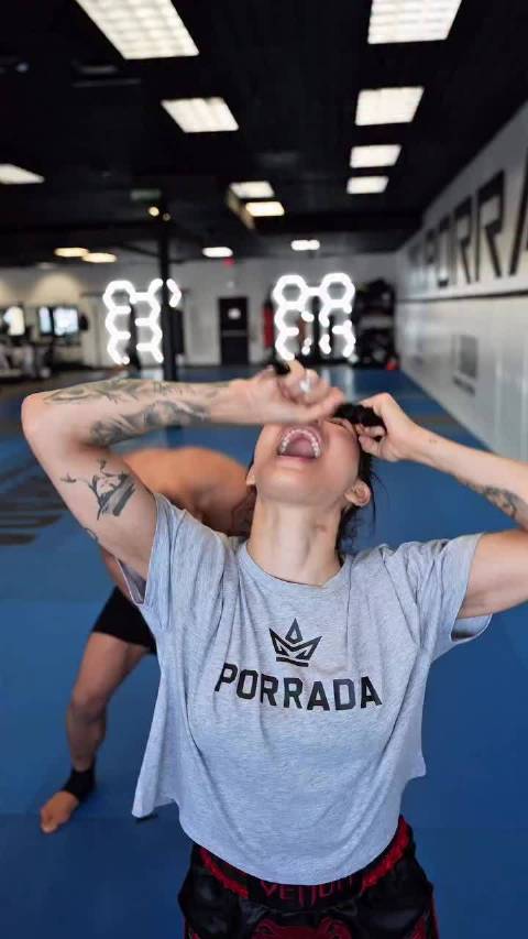 #UFC[超话]# 波亚娜·维亚娜/Polyana Viana与Johnny Walker——[笑c