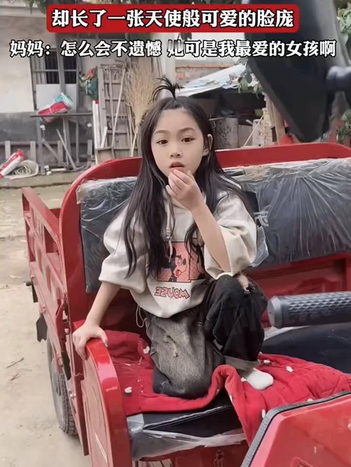 坐在红色三轮车上的小女孩，安静地吃着东西。