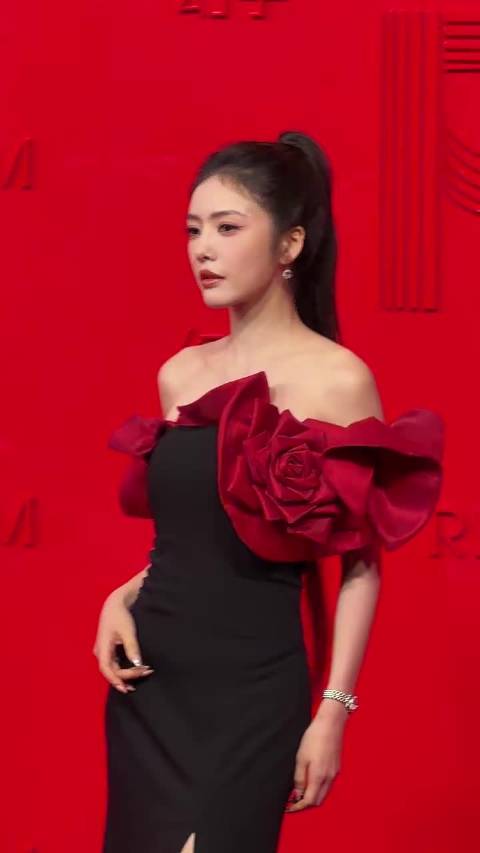 #蔡文静好牛的骨相##蔡文静红到我了# 高马尾配上黑裙红玫瑰