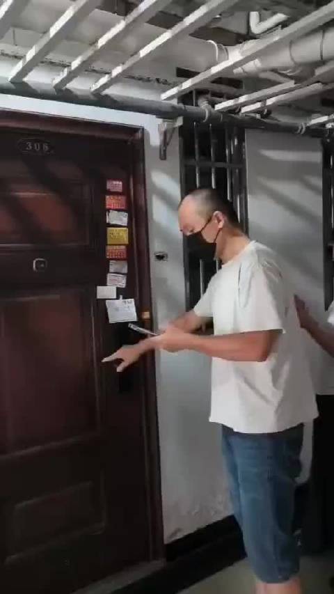 安徽芜湖一某公寓，这是一个20岁左右的小萝莉租住的房子，租金一直没给，报警后由社区安排物业一起上门查