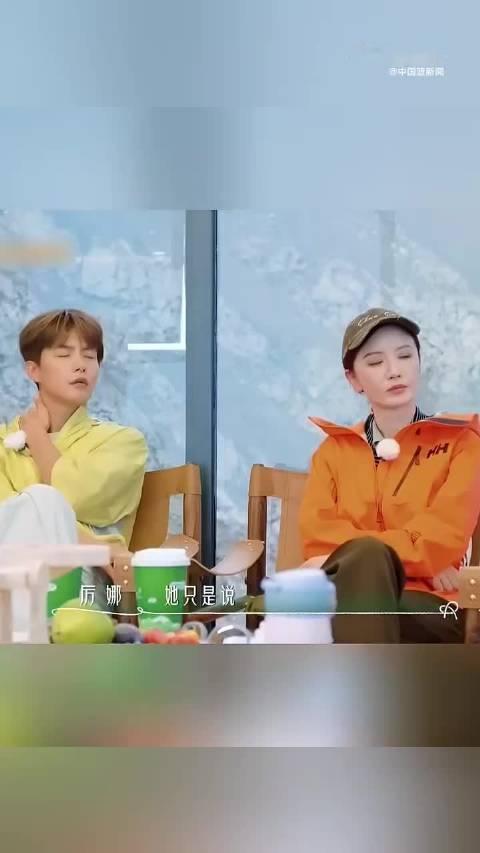 #张萌追问厉娜许飞闹掰原因# 曾经并肩的挚友，隔着漫长岁月，依旧跨不过当年那道坎。 真相早已无从求证