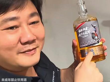 张雪晚宴拎着梅见挨桌敬酒，致辞时直接一口干：大家喜欢的从来不是“老板人设”，而是这份不装不端着的真诚