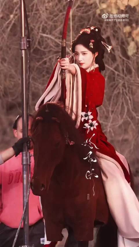 #卢昱晓拉弓骑射路透#红衣配骏马也太绝了，卢昱晓拉弓的时候眼神好专注，柔美的长相配上飒爽的动作