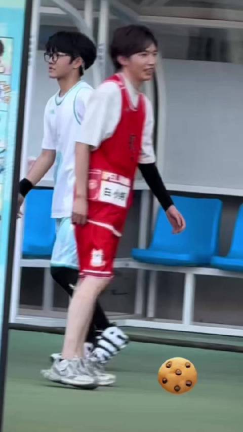 #白小纯被青稚抢篮球后偷笑##白小纯被青稚抢篮球偷笑#偷笑中  ​​​