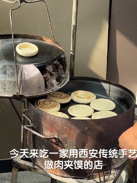 #一分钟精选视频扶持计划#  这么忙的西安肉夹馍师傅，做出来的肉夹馍好不好吃呢？反正我知道正宗的肉夹