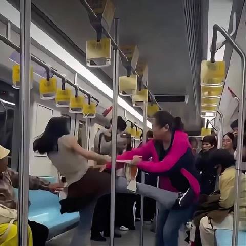 那个红衣服，个子大，不过，岁数大，小个的她都没拉头发的时候，站起来拉头
