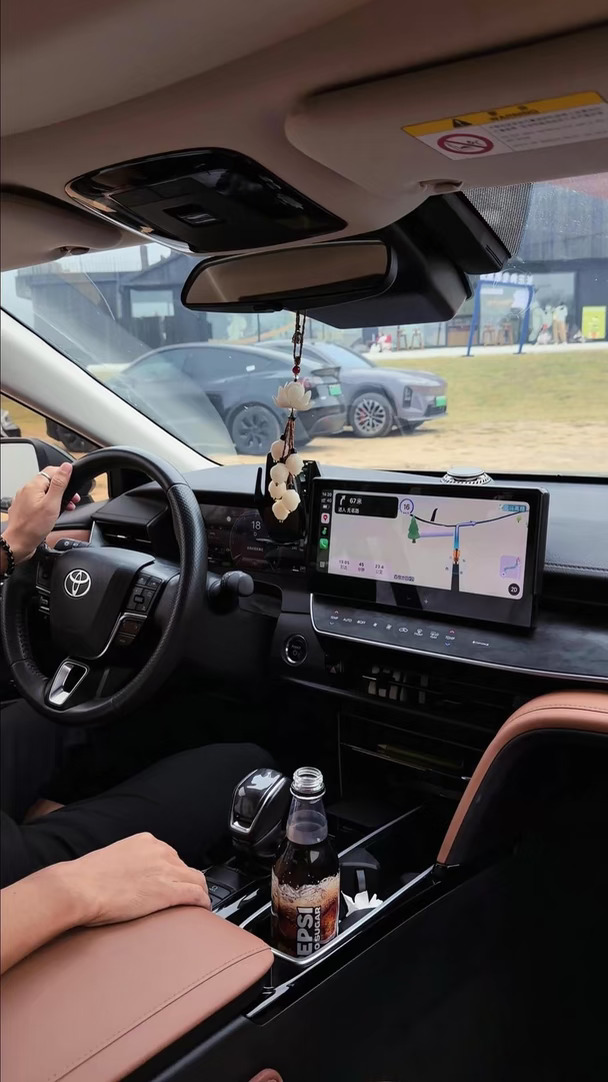 越来越喜欢一个人开着车，喜欢的地方就停下,摇下窗，放起自己喜欢的音乐,不拘束,不迁就，安静，自在挺好