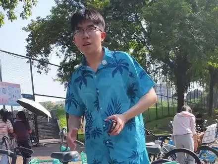 挑战背着共享单车在校园跑完三公里。      平时都是你们骑共享单车，你们有没有好好爱惜共享单车，有