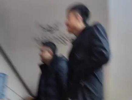 十九季七十二家房客的那一天。导演路上塞车。大家都到齐了赶着开拍。。但没导演西洋蔡说他来导喔。😂😂😂