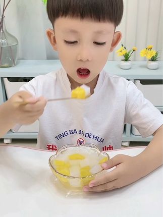 林家铺子的水果罐头～酸酸甜甜的，多种水果，多重口感，又脆又爽太好吃了！