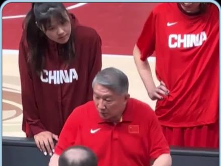 中国女篮陷入困境，球迷热议宫鲁鸣的三大执教问题