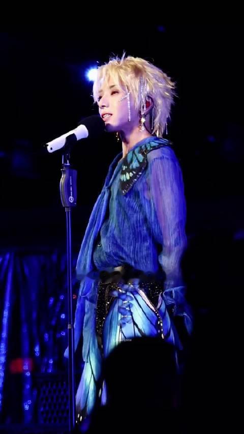 #华晨宇演唱会保洁提前下班# 真的很暖心！ 火星演唱会散场之后场地干干净净，保洁工作量大大减少，都能