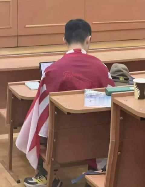 俄罗斯课堂上披“旭日旗”的中国留学生带着墨镜鞠躬道歉，直言不应该展示旭日旗 #中国留学生就身披旭日旗
