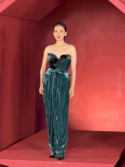 #芭莎 有人在后台不出来# 芭莎在后台不出来的到底是谁dddd 直播镜头空了一分多钟 我只知道张小斐