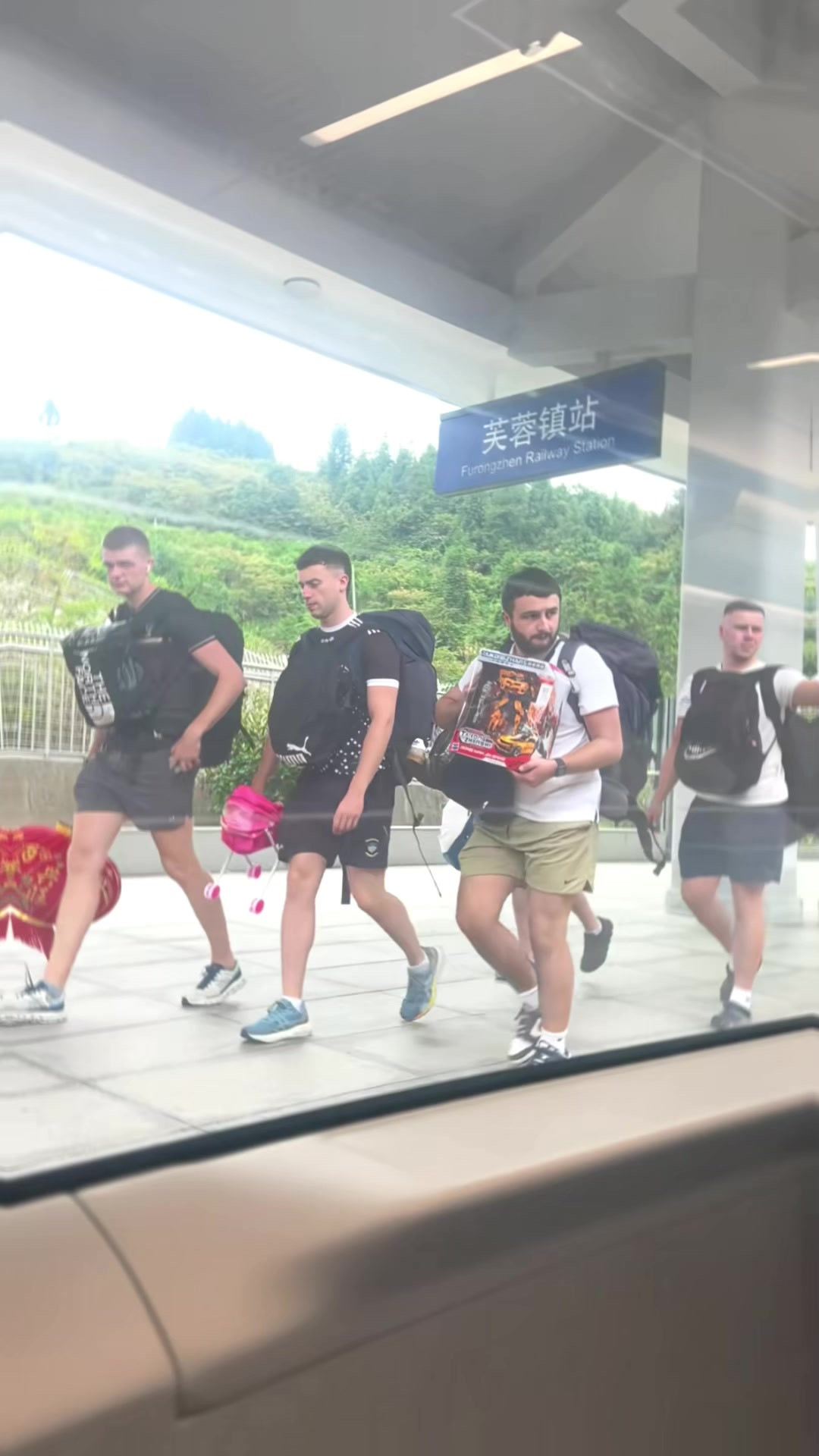 高铁车窗拍下一幕，外国游客的伴手礼，全是中国特色好物