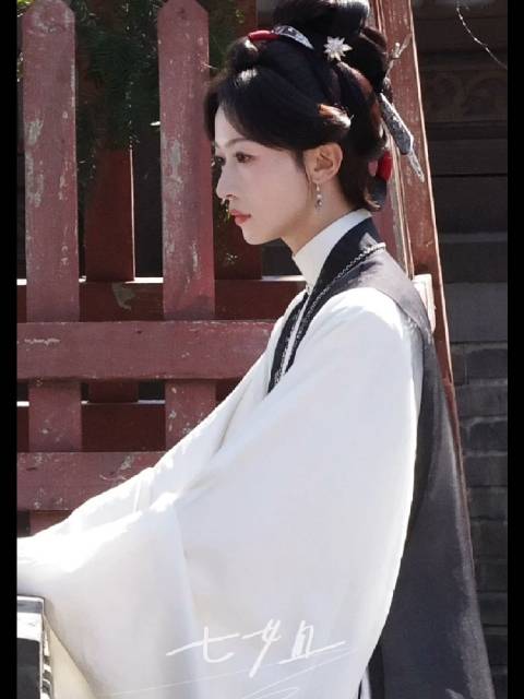 #吴谨言刀笔娘子# [打call] #吴谨言阮卿卿#  别打扰美女想事情! 生视频直出[耶]