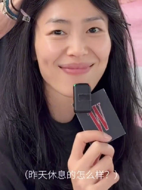 井柏然“主要是我女朋友素颜太好看了 ”这句话的含金量还在上升，刘雯是如何做到皮肤0毛孔的。单眼皮好高