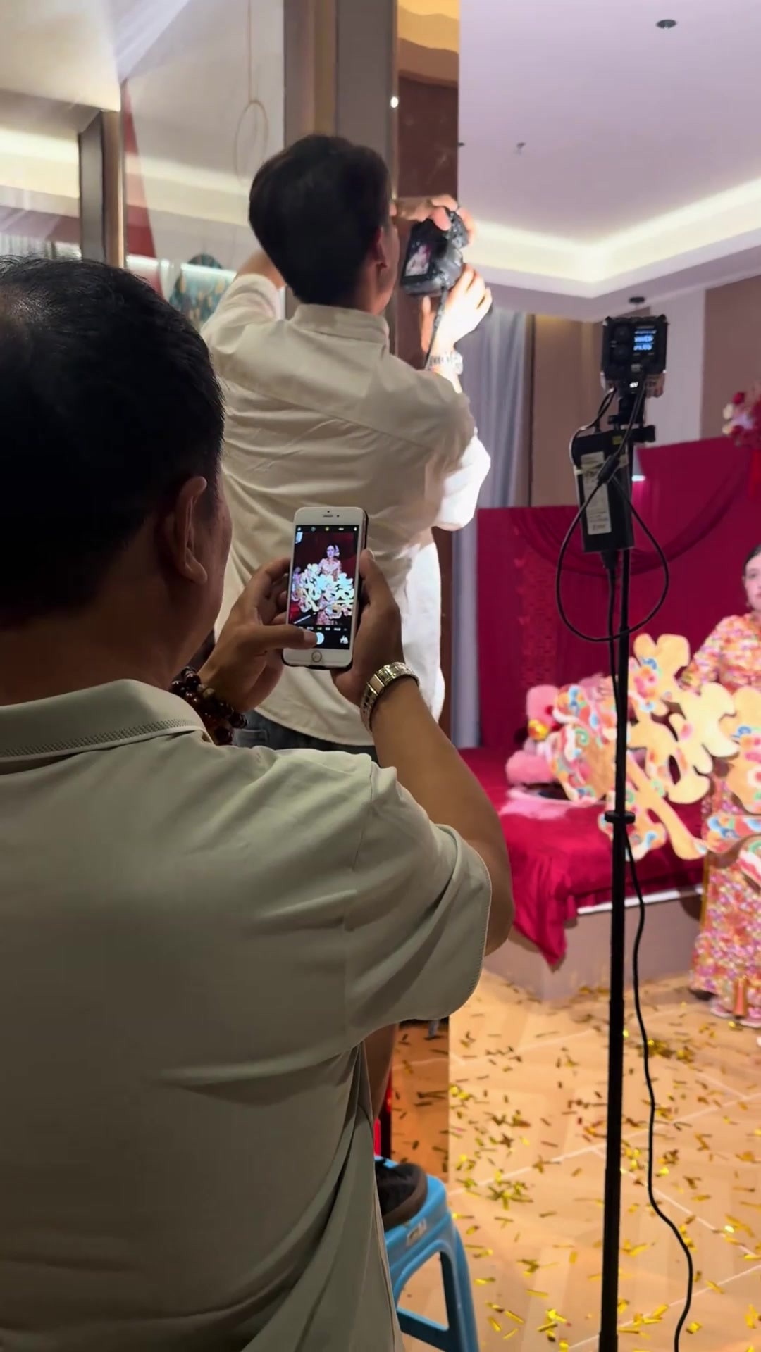 别人拍婚礼大片，爸爸拍他的小女孩，镜头有很多，我镜头只对准你