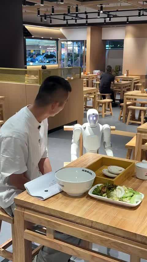 #西安迎来机器人新市民# 西安人的朋友圈被机器人刷屏了！人形机器人在商圈和小朋友互动，跳舞、走路样样