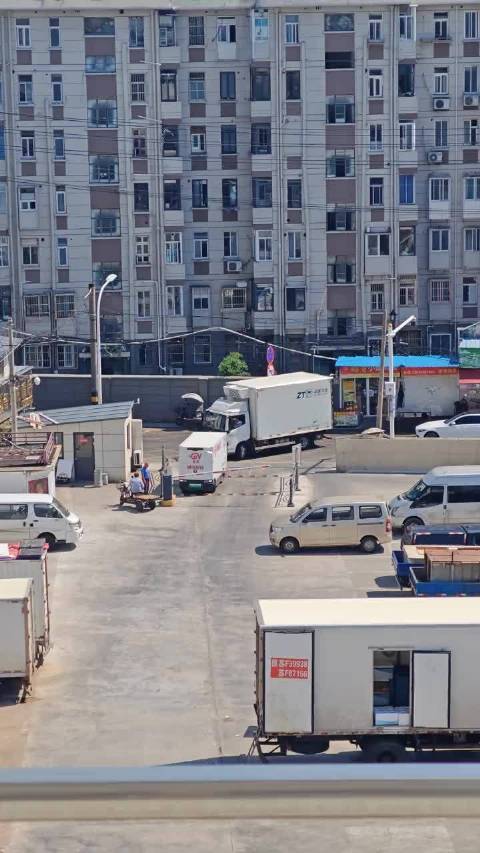 #南通无人车乱象# 网友：凭一己之力堵了一排车，闸机识别不了无人车，车进不来，后面堵了一排也进不来