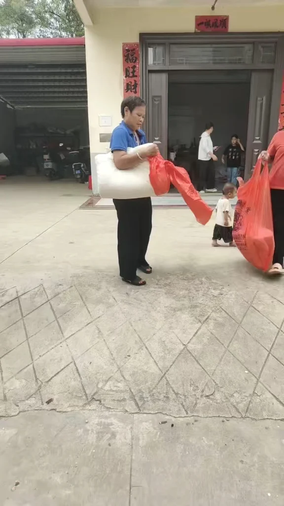 棉被，是现阶段每个灾民最急需的物资。哪怕暂时没有床，一床厚实的被子，就能隔开冰冷潮湿的水泥地板。 	