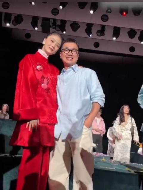心疼蒋欣！昨天出席国风品牌的时尚活动，就在台上跟品牌的男设计师合影的时候，发生了意想不到的一幕