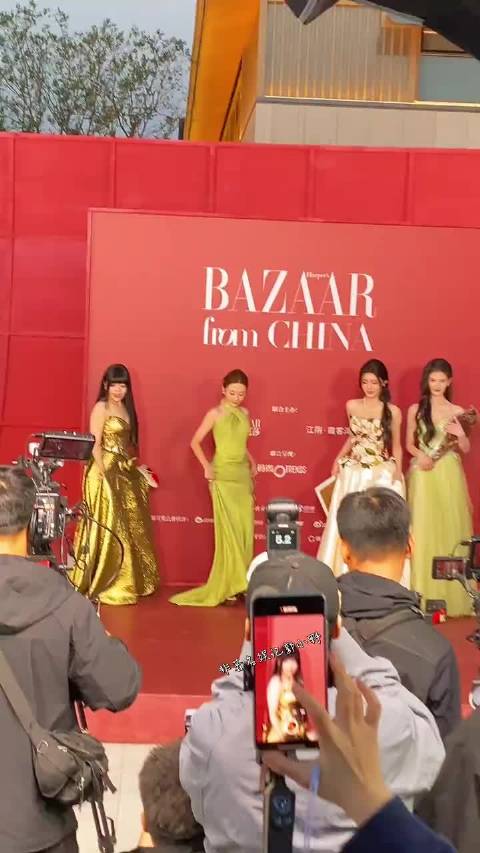 别人走红毯靠礼服撑场面，她靠的是自信自带追光，连摄影师镜头都自动对焦到她的下巴