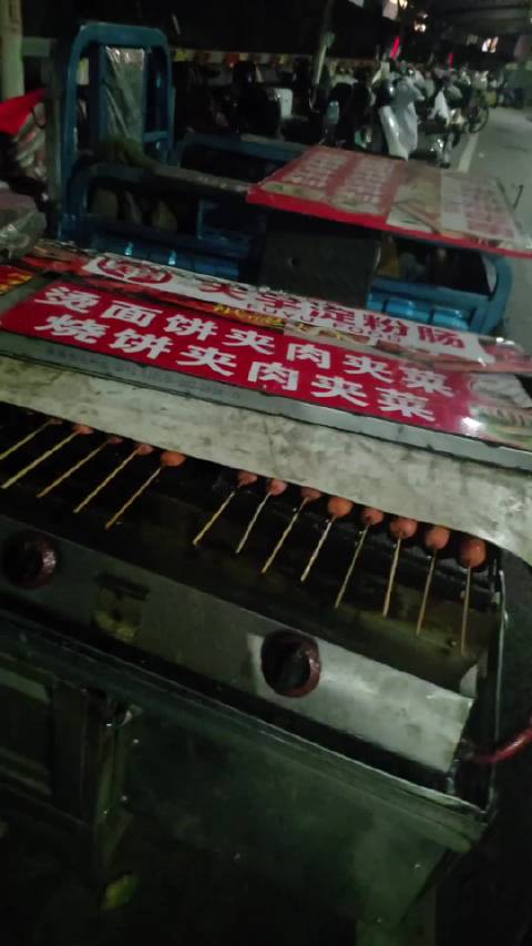 #网曝摊主摆摊时用纸擦屁股#永远不知道路边摊有多脏[捂嘴哭]