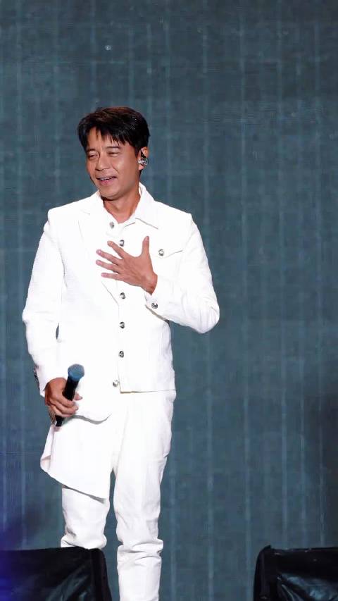 李克勤去包头演唱会路上新能源商务车没电了，这主办方真是草台班子。 ​