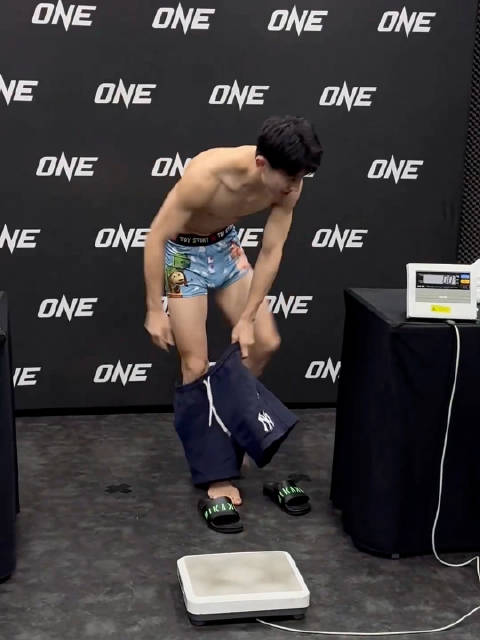 原来拳击手称体重需要脱掉裤子啊
