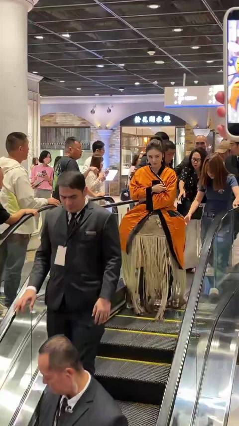 #蔡文静把酒店浴袍穿走了# 酒店前台：女士，这是酒店财产不能带走
